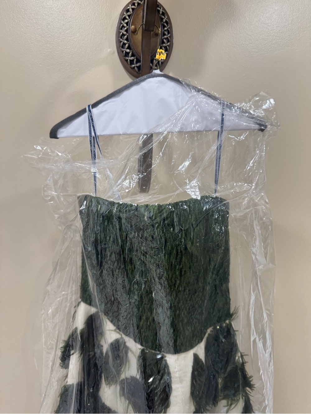 Oscar de la Renta Strapless Green and White Leaf Appliqué Gown - Picture 13 of 14